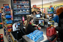 czy 31 grudnia sklepy są otwarte? do której godziny, gdzie można zrobić zakupy w sylwestra: lidl, biedronka, galerie handlowe, czy tylko żabka