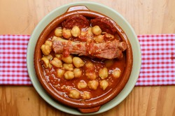 Pyszny obiad na sobotę. Podajemy przepis, Ty gotujesz. Żeberka po włosku z cieciorką