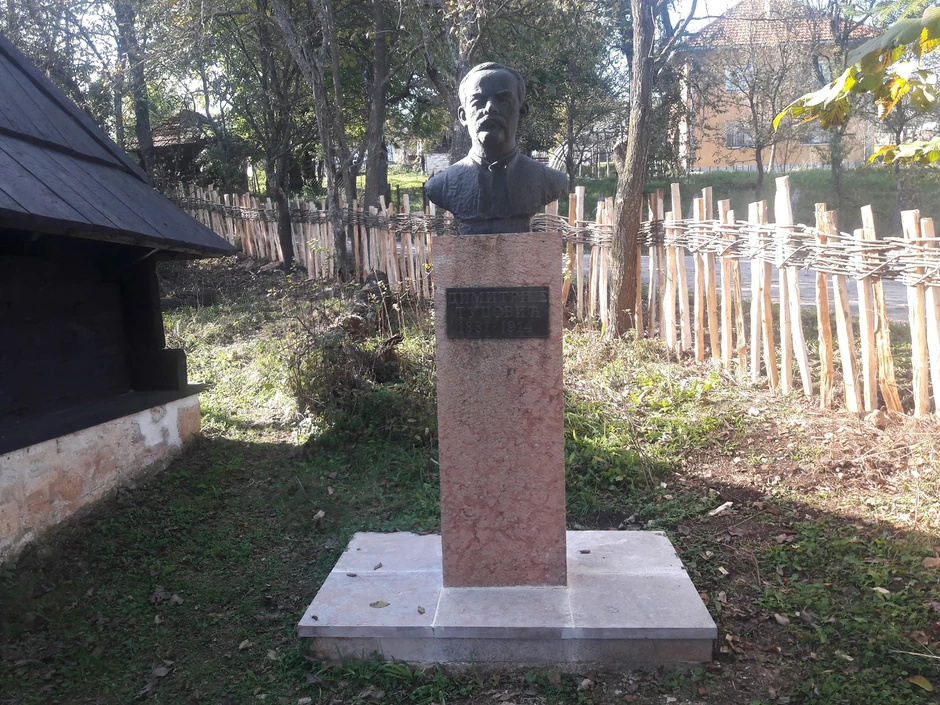 Spomenik Dimitriju Tucoviću ispred rodne kuće