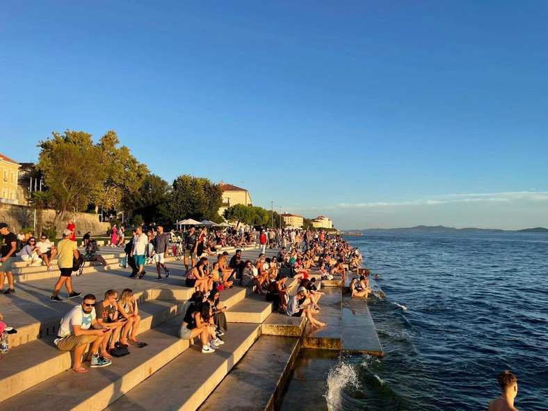 Tłumy turystów podziwiały zachód słońca w Zadarze 