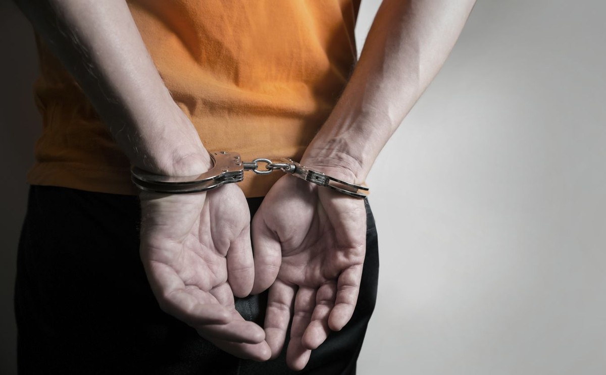 Mężczyzna w kajdankach