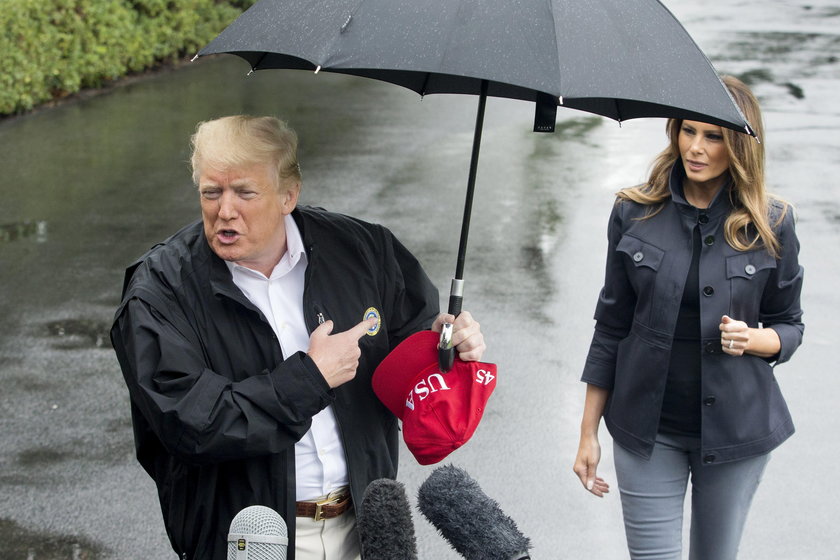 USA: Donald Trump pod parasolem, a Melania Trump mokła. Wstyd!