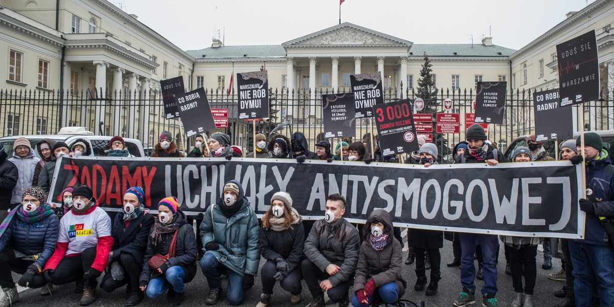 Pikieta aktywistów przed siedzibą mazowieckiego sejmiku 