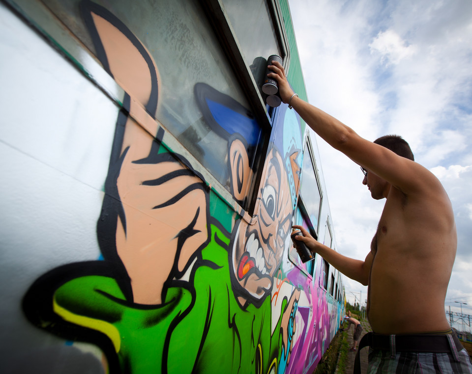 ŁÓDŹ FESTIWAL GRAFFITI MALOWANIE POCIĄGU