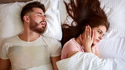 A külön alvás a szerelem gyilkosa lehet: Anna története horkoló párjáról 