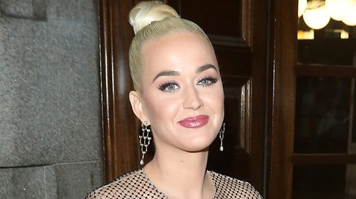Katy Perry elég merészen dekoltált ruhában parolázott Károly herceggel