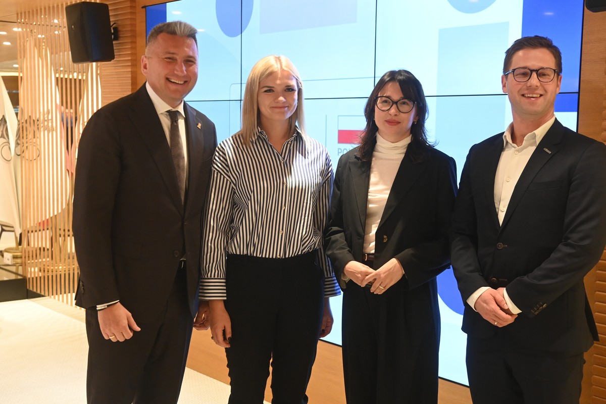 Od lewej: prezes PKOl Radosław Piesiewicz, ambasadorka firmy KRAM i brązowa medalistka olimpijska rywalizacji drużynowej w szpadzie Aleksandra Jarecka, dyrektor finansowy firmy KRAM Anna Puciłowska oraz wicerpezes firmy Marek Puciłowski, pozują do zdjęcia podczas konferencji prasowej poświęconej prezentacji nowego sponsora Polskiego Komitetu Olimpijskiego i olimpijskiej reprezentacji Polski