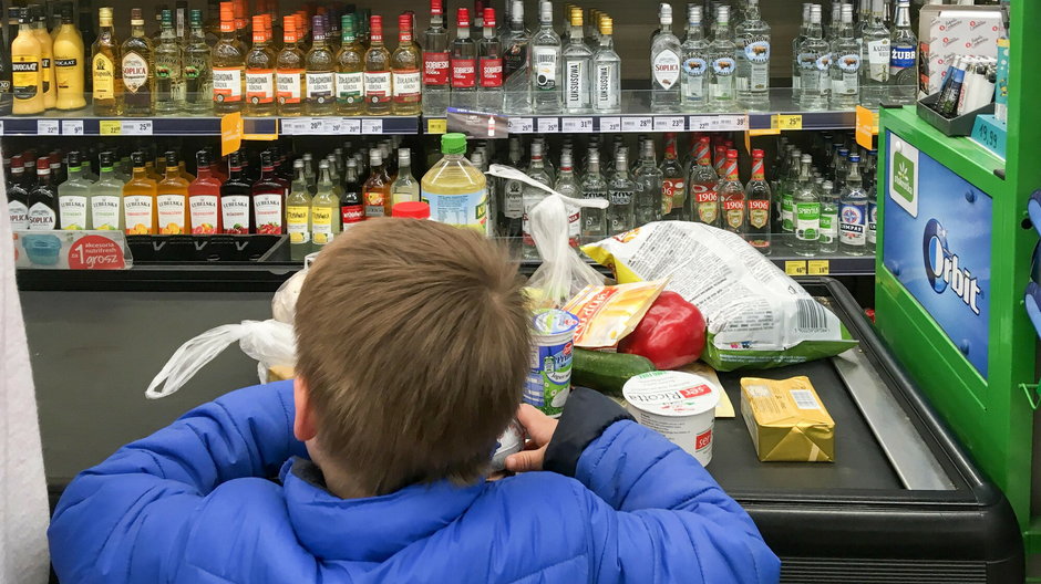 Alkohol jest jednym z najbardziej wyeksponowanych towarów w sklepach.