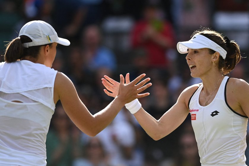 Alize Cornet (32 l.) żegna się z Igą Świątek, którą wyeliminowała z tegorocznego Wimbledonu