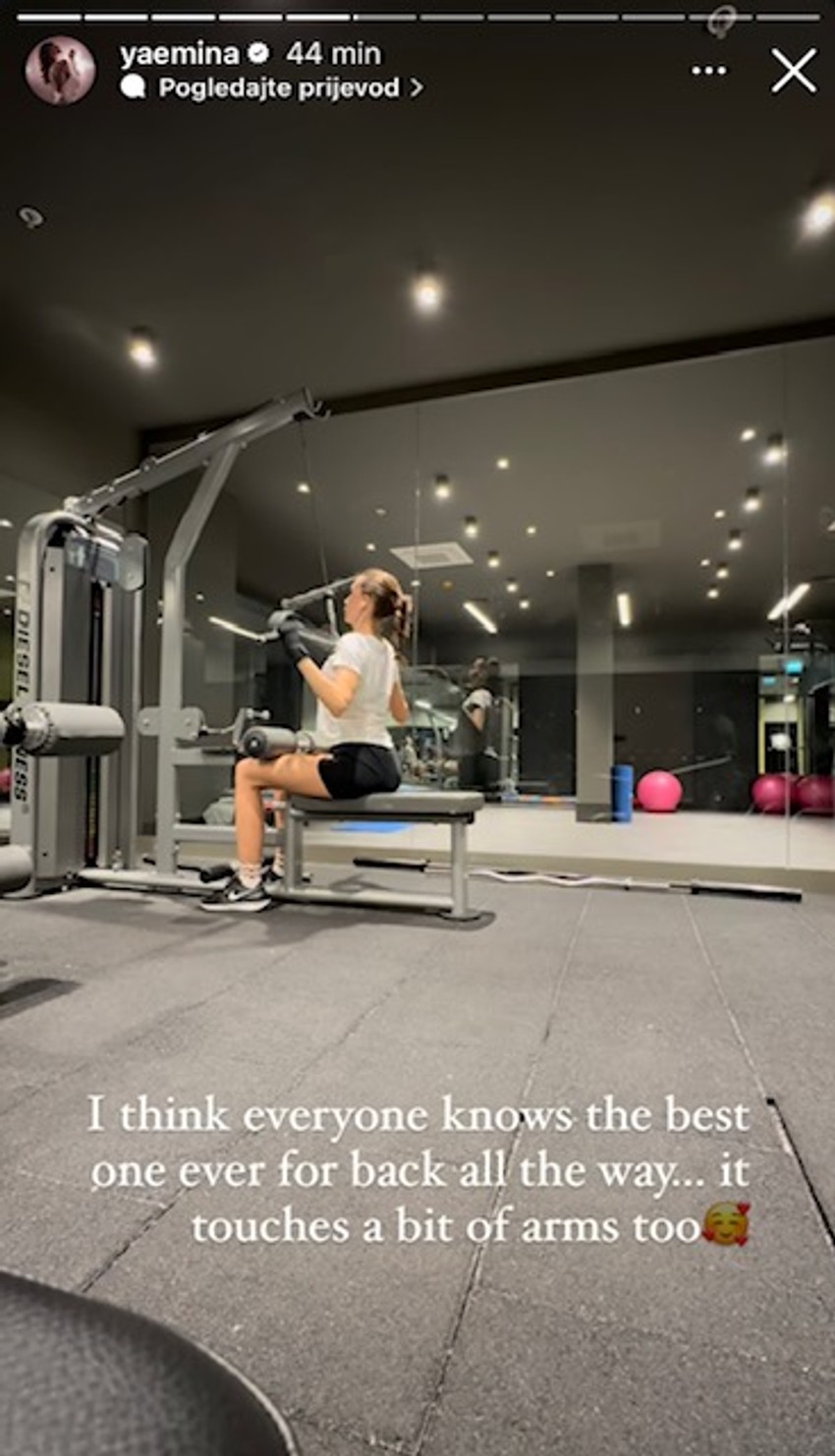 Emina Jahović vežba kod kuće