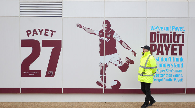A West Ham United stadionjánál biztonsági órök védték meg a rongálástól a játékost ábrázoló grafikát /Fotó: AFP