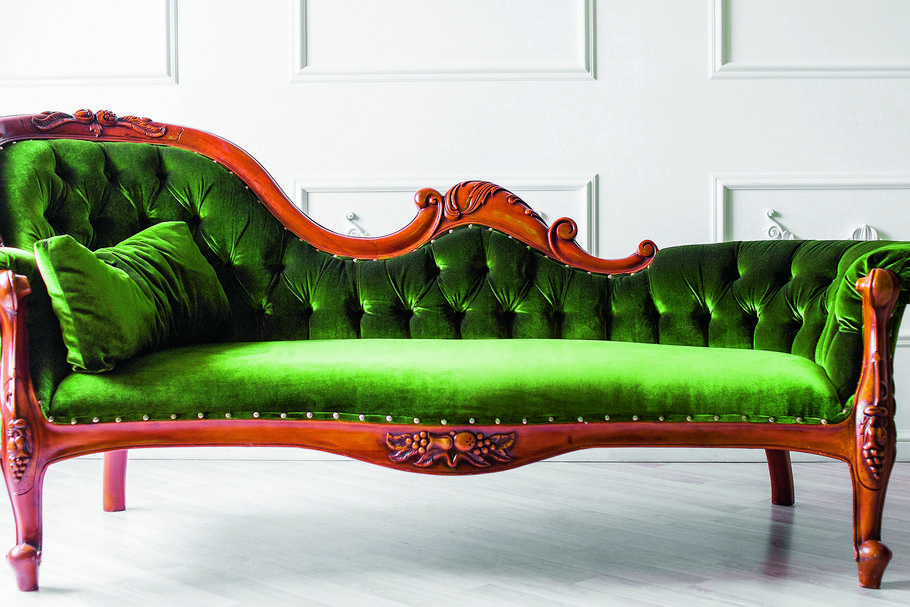 Barokowa sofa to przykład antycznego mebla, który świetnie sprawdzi się w eklektycznym wnętrzu w roli dominanty.