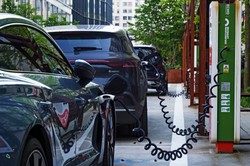 Koniec aut spalinowych? Nie tak szybko: Nowy raport wrzuca unijne prawo do kosza