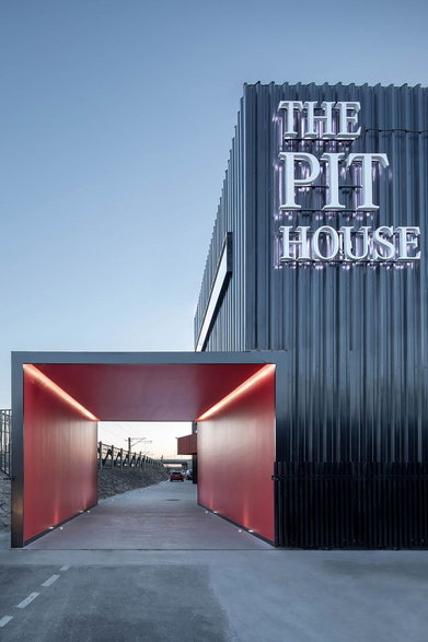 The PIT House – klub fanów motoryzacji w Pekinie w Chinach, proj. Teng Guo oraz Yan Jiao