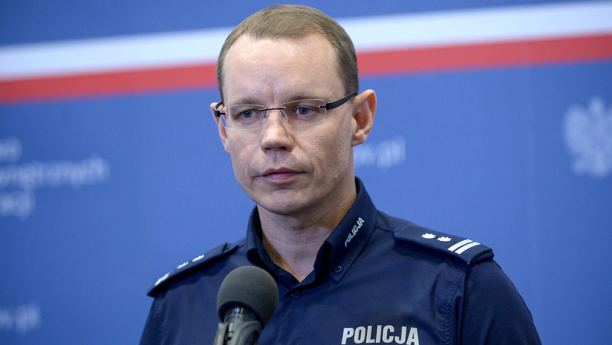 Szykuje się kolejna zmiana na stanowisku komendanta stołecznego policji. Jak ustaliliśmy nieoficjalnie, inspektor Rafał Kubicki po siedmiu miesiącach rządzenia warszawskim garnizonem ma podać się do dymisji. Jego rzecznik oraz rzecznik komendanta głównego policji na razie tego nie potwierdzają. Z naszych nieoficjalnych informacji wynika, że nowym szefem warszawskich policjantów ma być Andrzej Krajewski, jeden z dotychczasowych zastępców komendanta stołecznego.