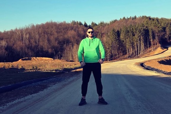 DEVOJKA GA "ŽIVOG SAHRANILA", VARALI SE I TUKLI PRED KAMERAMA Evo kako danas izgleda rijaliti učesnik: Usledilo i šok pomirenje