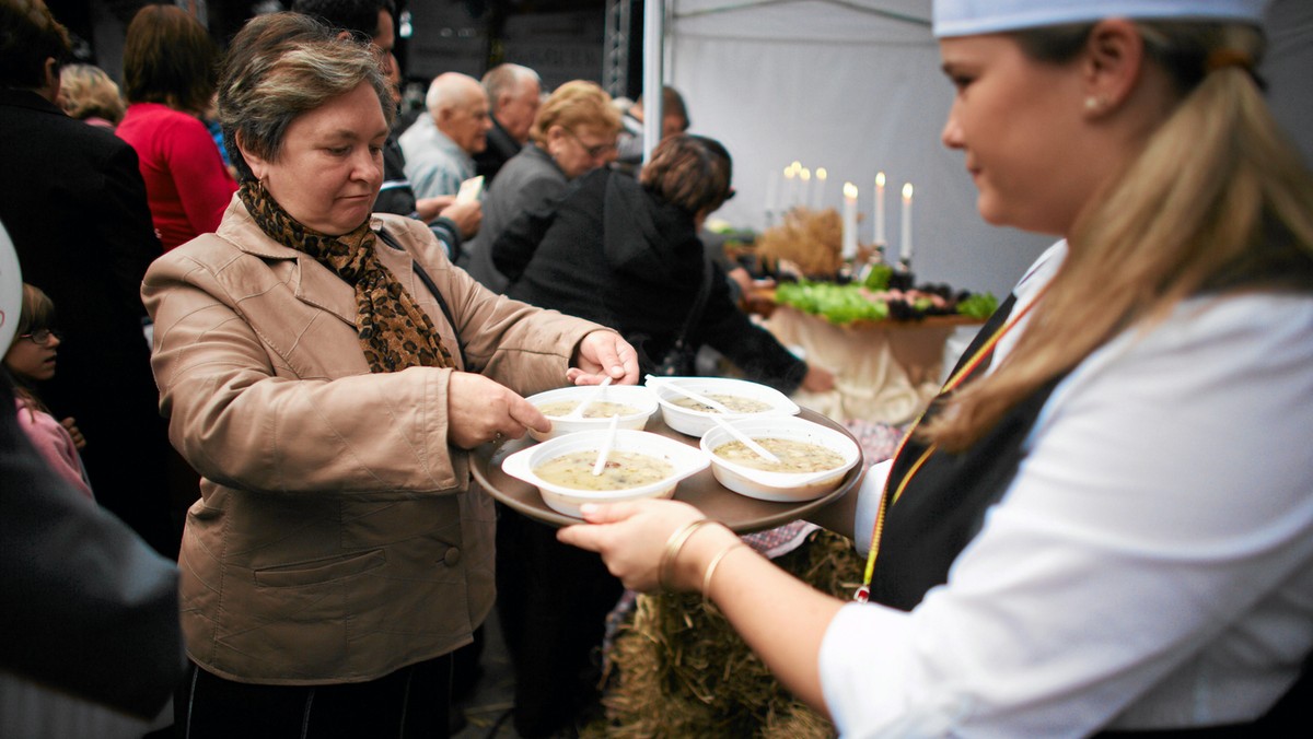 Na oficjalnej liście tradycyjnych produktów spożywczych województwa łódzkiego znajduje się ponad 60 pozycji. Są wśród nich m.in.: radomszczańska zalewajka, piernik z marchwi, piernikowa chata znad rzeki Mrogi i doskonale wszystkim znany chrzan.