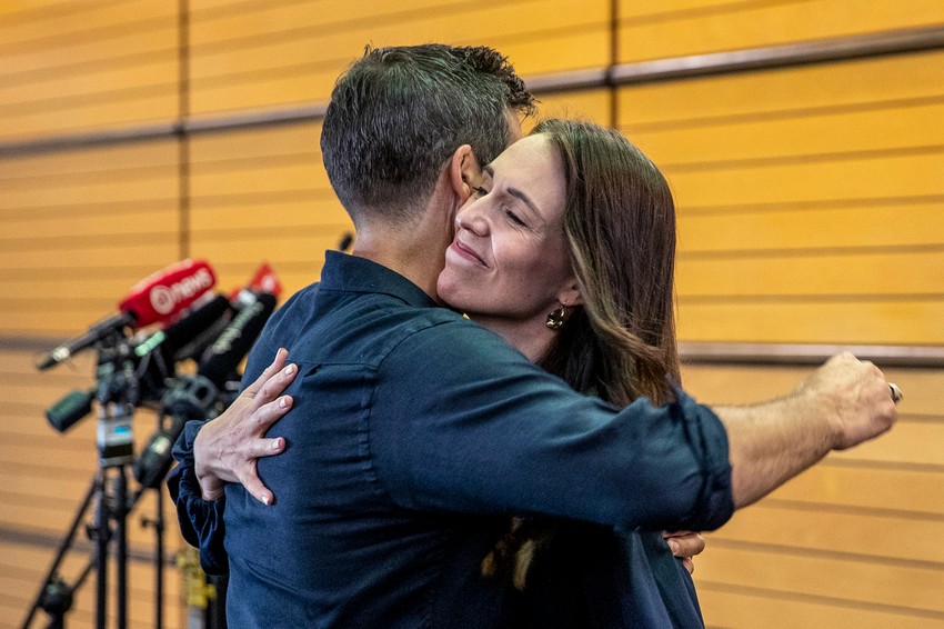 Džasinda Ardern u zagrljaju sa verenikom Klarkom Gejfordom nakon što je objavila povlačenje sa mesta premijera Novog Zelanda