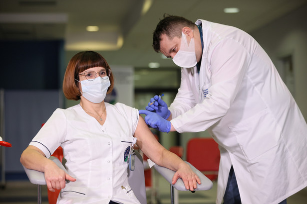 Naczelna pielęgniarka CSK MSWiA Alicja Jakubowska (L) i zastępca dyrektora ds. medycznych dr n. med. Artur Zaczyński (P) podczas szczepienia przeciw koronawirusowi Covid-19 na terenie Centralnego Szpitala Klinicznego MSWiA przy ul. Wołoskiej w Warszawie, 27 bm. W pierwszej grupie zaszczepionych pacjentów, tzw. "grupie zero" znaleźli się pracownicy służb medycznych