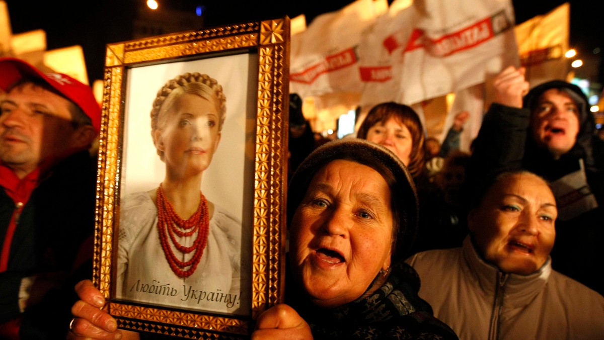 Julia Tymoszenko, przebywająca w więzieniu była premier Ukrainy, która obchodziła we wtorek 52. urodziny, wyraziła nadzieję, że zmiany w jej kraju nastąpią już niebawem. Doprowadzi do nich jedność Ukraińców, która wywołuje "strach okupantów" - oświadczyła.