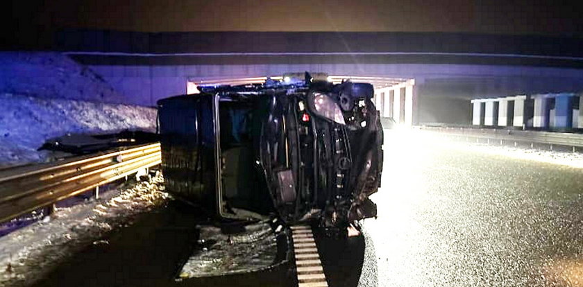 Makabryczny wypadek na drodze S7. Bus zahaczył o ciężarówkę i dachował. Dwoje dzieci w szpitalu