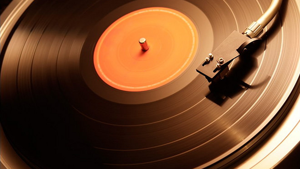 Na całym świecie, a zwłaszcza w USA, płyty gramofonowe przeżywają prawdziwy renesans. Trudno uwierzyć, że uznane w XX w. za przestarzałe nośniki dźwięku znajdą tak wielu amatorów w XXI w.