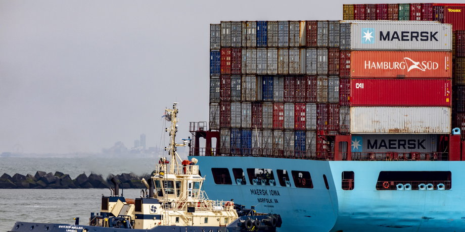 Maersk, jeden z największych na świecie operatorów kontenerowych, prognozuje, że zatory w portach i problemy w łańcuchu dostaw utrzymają się do końca roku. Takich głosów jest znacznie więcej. 