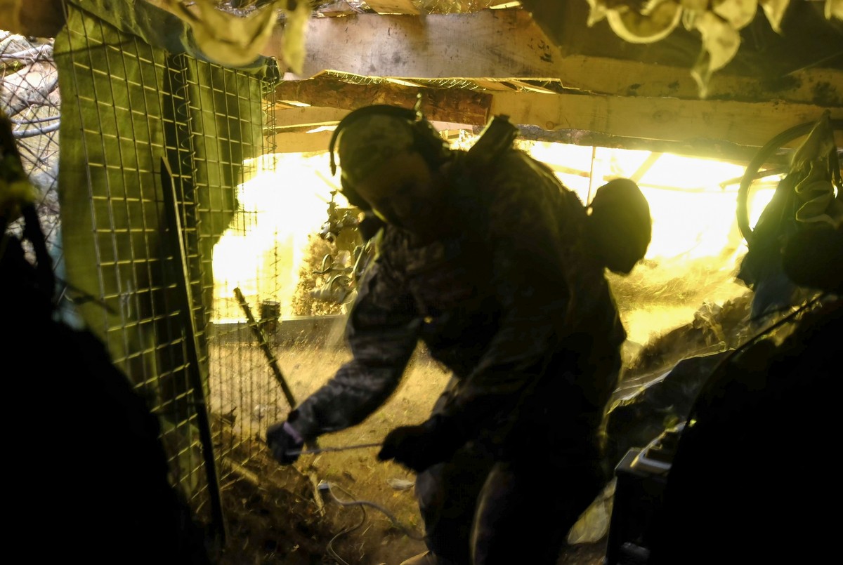 Ukrainian servicemen hold a position in the Donetsk region