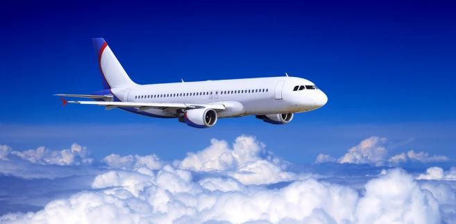 <b>9. W jakiej sytuacji, która ma szansę szczęśliwie się zakończyć, mogą przydać się maski tlenowe?
 
</b><br><br>
Wydaje Ci się, że słuchanie stewardessy tłumaczącej, jak stosować maski tlenowe jest bez sensu, bo jeśli coś będzie nie tak, to i tak Ci się ta wiedza do niczego nie przyda? To błąd! W wyjątkowej sytuacji może się zdarzyć nagły spadek ciśnienia. Generator tlenu, z którym połączone są maski pozwala na swobodne oddychanie przez kilkanaście minut, co jest wystarczającym czasem, aby piloci obniżyli pułap lotu, a ciśnienie wewnątrz samolotu wróciło do normy.