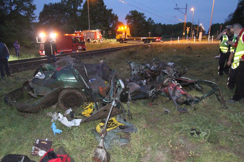 Tragedia na przejeździe w Dunowie. Nie żyje dwóch mężczyzn