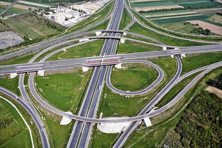 Węzeł autostradowy A1 A2 Łódź Północ kolo Strykowa. Skrzyżowanie autostrad A-1 oraz A-2 Węzeł Stryków.

Z racji swojego położenia w sercu Polski Łódź rozwija się także jako centrum logistyczne. Przez węzeł Stryków przebiega autostrada A2 (Warszawa-Łódź-Poznań)  oraz A1 (docelowo Trójmiasto-Łódź-Gliwice).