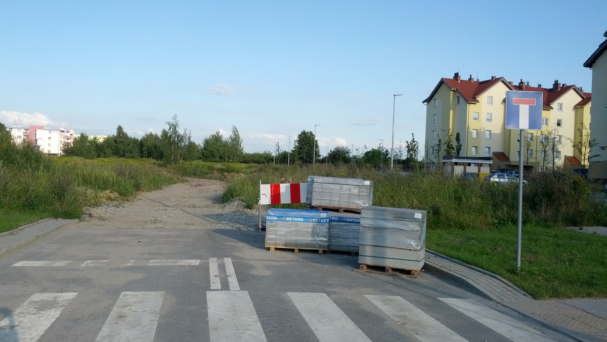 W przyszłą sobotę, 30 sierpnia, autobus 103 zmieni trasę i zacznie dojeżdżać także do nowego osiedla mieszkaniowego na wrocławskich Stabłowicach. Mieszkańcy TBS-ów nie kryją zadowolenia, bo czekali na to dwa lata. Ale zastanawiają się – gdzie autobus będzie zawracać, skoro ma wozić pasażerów aż do ulicy Wojanowskiej. Jak przekonują, żadnej pętli tu nie widać.