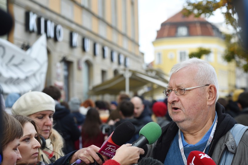 W obronie Magdaleny Sroki pod siedzibę PiSF przybyli m.in. Maciej Stuhr, Kazimierz Kutz, Janusz Zaorski [FOTO]