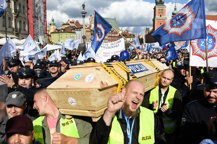  Protest policjantów trwa od 10 lipca. 16 lipca dołączyli do nich funkcjonariusze Straży Granicznej, Służby Więziennej, Państwowej Straży Pożarnej i Służby Celno-Skarbowej