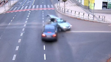 Wjechał na skrzyżowanie na czerwonym świetle w Zielonej Górze. Jedna osoba trafiła do szpitala [WIDEO]