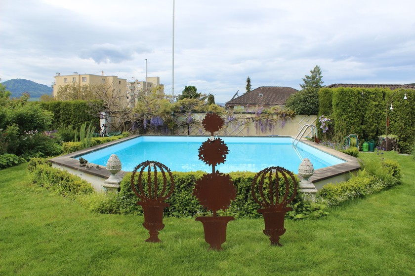 La piscine apporte un peu de fraîcheur pendant les chaudes journées d'été.