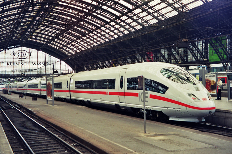 Niemiecki pociąg dużych prędkości ICE z Frankfurtu nad Menem do Brukseli na stacji Köln Hbf