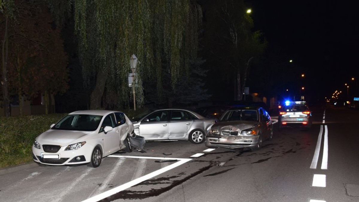 Gdy 38-letni kierowca uderzył swoim bmw w prawidłowo zaparkowane samochody, w organizmie miał półtora promila alkoholu. Trafił do policyjnego aresztu, grozi mu do dwóch lat więzienia.