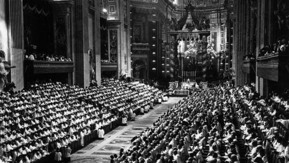 Sobór został zwołany z inicjatywy papieża Jana XXIII, w celu uwspółcześnienia Kościoła Katolickiego. Wydarzenie to otworzyło Kościół na dialog z innymi wyznaniami.