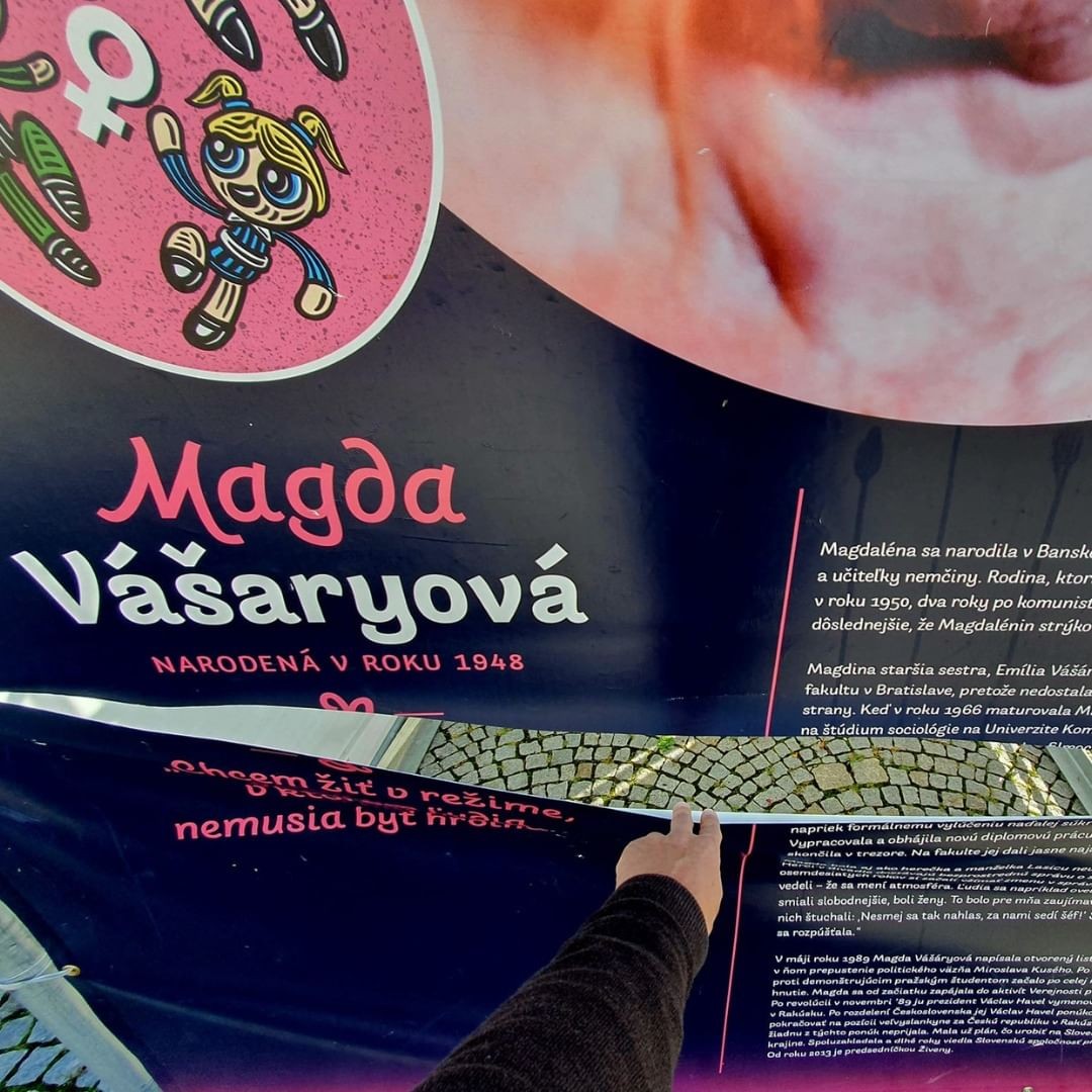 Nezisková organizácia Post Bellum zverejnilo poškodení baner Magdy Vášaryovej.