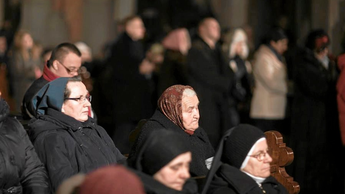 Inscenizacja pokłonu Trzech Króli przed Kaplicą Betlejemską w Ossolinie oraz jasełka dla dzieci i żywa szopka w kościele parafialnym w Skalbmierzu – takie wyjątkowe oprawy będą miały pasterki, odprawione w wigilijny wieczór w dwóch świętokrzyskich miejscowościach.