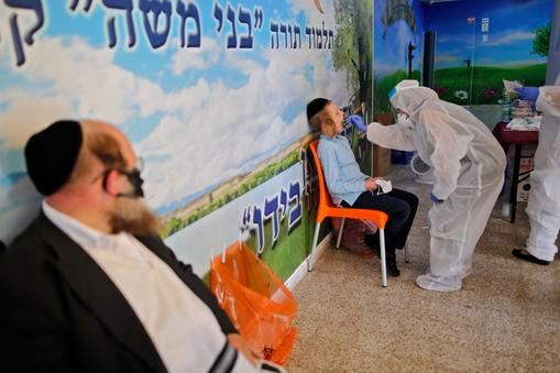 Testy na koronawirusa przeprowadzane w jednej z izraelskich szkół, Rechowot w dystrykcie centralnym, czerwiec 2020 r.