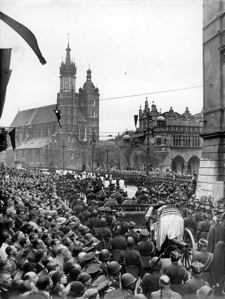 Uroczystości pogrzebowe Józefa Piłsudskiego w Krakowie w 1935 roku. Źródło: Narodowe Archiwum Cyfrowe.