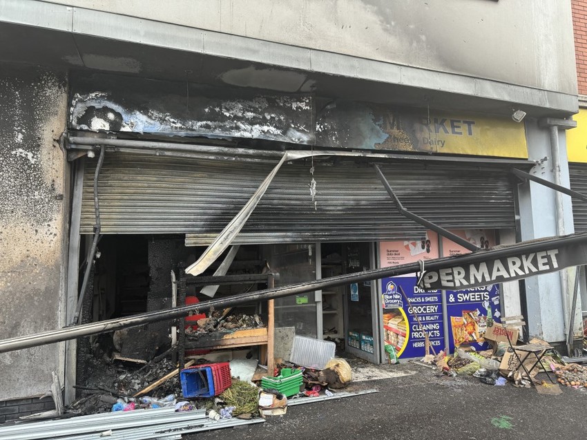 Jedna od uništenih prodavnica u Belfastu | Foto: BBC
