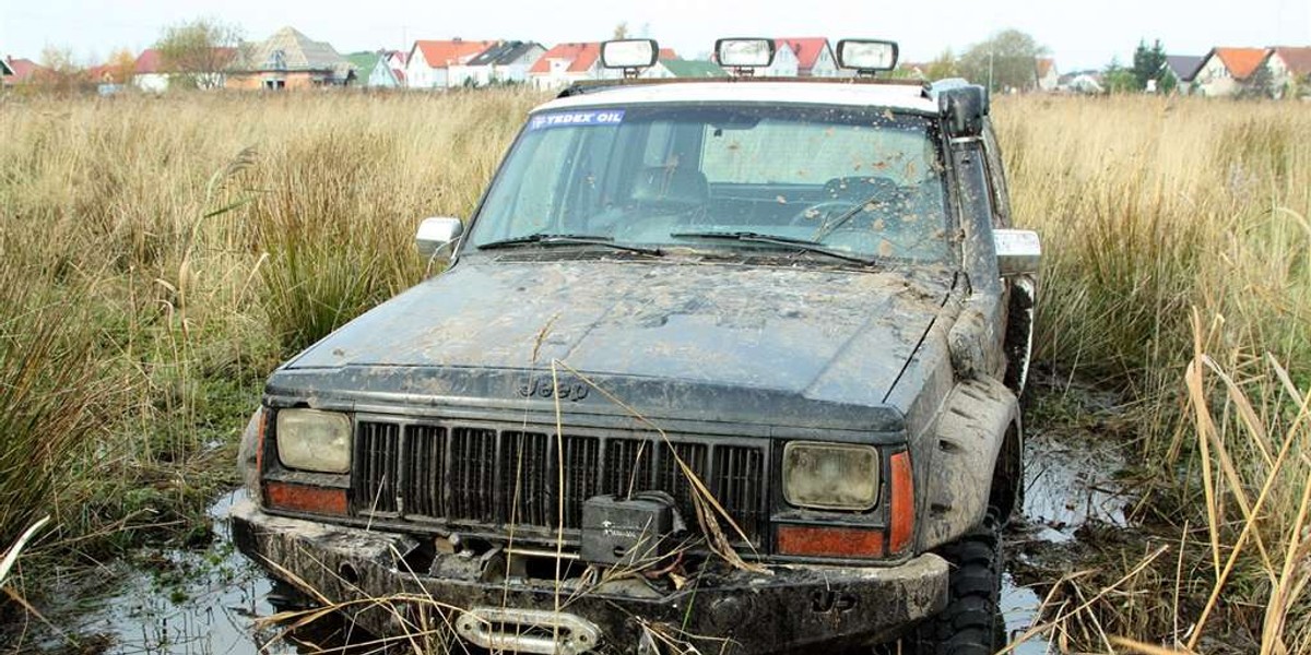 Jeep ugrzązł w bagnie