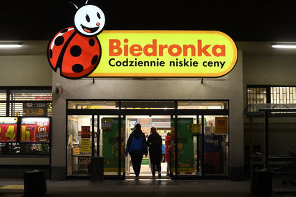 Biedronka wysyła do sklepów wytyczne na czas kryzysu. Mają wyłączać oświetlenie