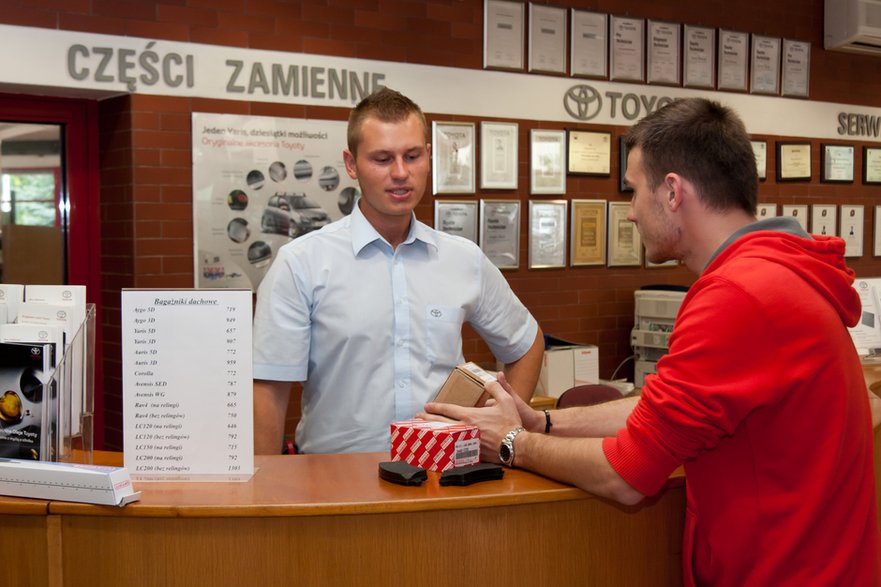 Nawet w serwisach autoryzowanych zdarzają się części zamienne w rozsądnych cenach, np. do starszych modeli można kupić części z linii "budżetowych"