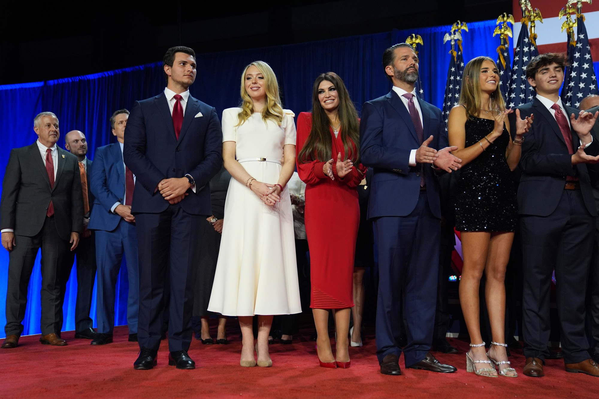 Trumpova rodina: Michael Boulos s manželkou Tiffany Trump, Kimberly Guilfoyle, Donald Trump Jr., Kai Madison Trump a Donald Trump III.