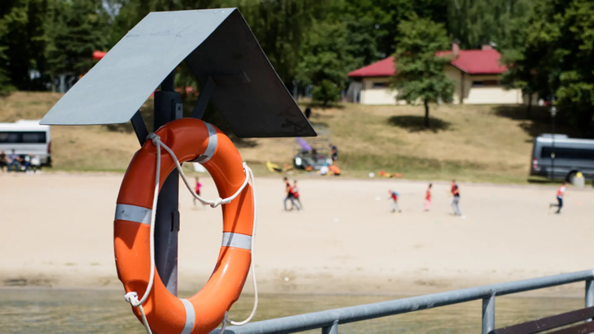 Ratownicy zamiast na plażowiczów, wolą patrzeć w ekran telefonu