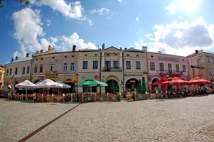 Darmowy dostęp do internetu na rynku w Krośnie według władz ma stanowić udogodnienie dla turystów, a nie ratunek dla wykluczonych cyfrowo. Fot. Mirosław Rymar.